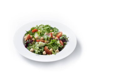 Beyaz arka planda domates, marul ve salatalıklı sağlıklı nohut salatası. Boşluğu kopyala