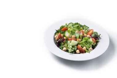 Beyaz arka planda domates, marul ve salatalıklı sağlıklı nohut salatası. Boşluğu kopyala
