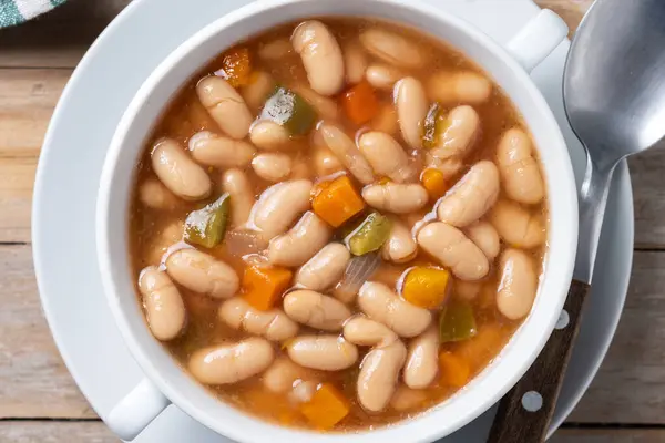 Sup Kacang Putih Dengan Sayuran Dalam Mangkuk Putih Atas Meja Stok Gambar