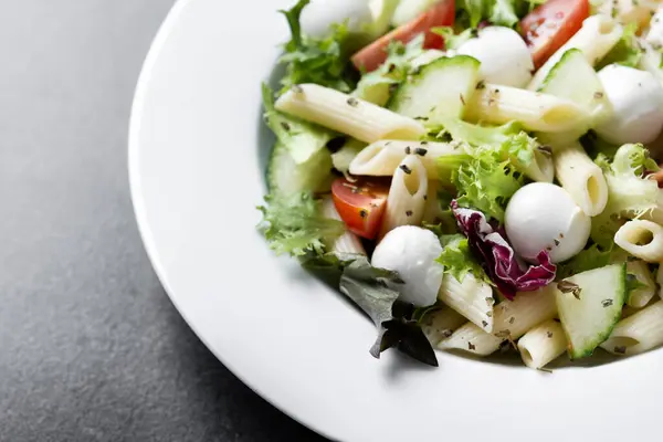 Nudelsalat Mit Gemüse Und Mozzarella Auf Schwarzem Hintergrund Stockfoto