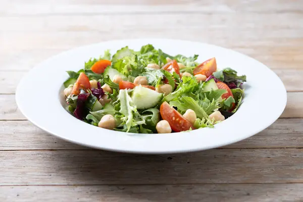 Gesunder Kichererbsensalat Mit Tomaten Salat Und Gurken Auf Holztisch Stockbild