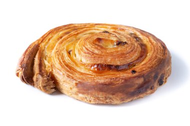 Beyaz arkaplanda izole edilmiş tarçınlı çörekler