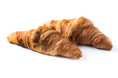 Beyaz arkaplanda izole edilmiş tarçınlı çörekler