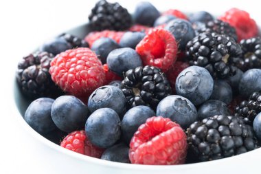 Beyaz arka planda izole edilmiş taze meyve kabı. Kapat.