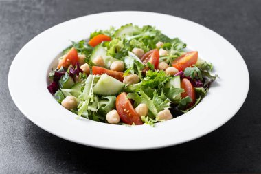 Sağlıklı nohut salatası, domates, marul ve salatalık.