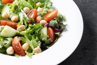 Sağlıklı nohut salatası, domates, marul ve salatalık.