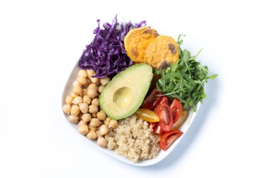 Beyaz zemin üzerinde avokado, marul, domates ve nohut bulunan sağlıklı bir salata. Üst görünüm