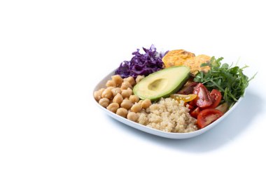 Beyaz zemin üzerinde avokado, marul, domates ve nohut bulunan sağlıklı bir salata. Boşluğu kopyala