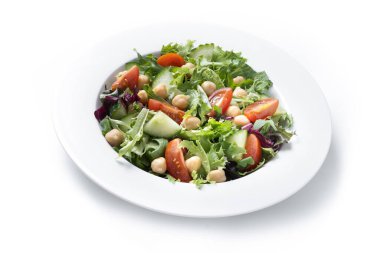 Beyaz arka planda domates, marul ve salatalıklı sağlıklı nohut salatası.