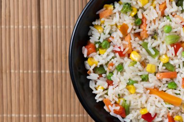 Tahta masada sebzeli pilav. Üst Manzara. Boşluğu kopyala