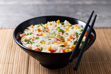 Tahta masada sebzeli pilav.