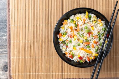 Tahta masada sebzeli pilav.