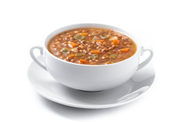 Beyaz arka planda izole edilmiş sebzeli mercimek çorbası.