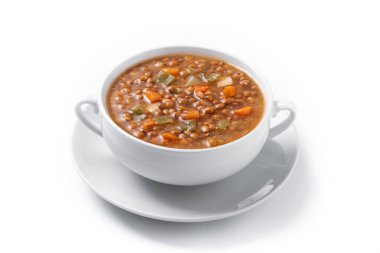 Beyaz arka planda izole edilmiş sebzeli mercimek çorbası.