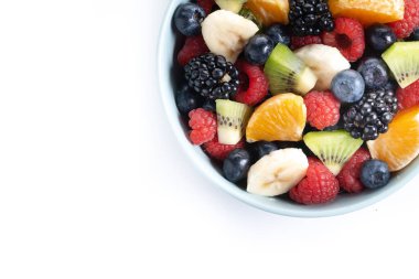 Beyaz arka planda izole edilmiş mavi bir kasede meyve salatası. Üst Manzara. Boşluğu kopyala