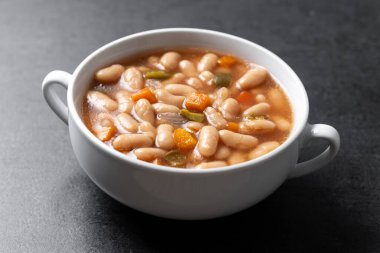 Beyaz fonda sebzeli beyaz fasulye çorbası.