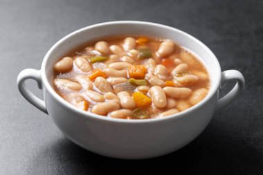 Beyaz fonda sebzeli beyaz fasulye çorbası.