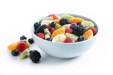 Beyaz arka planda izole edilmiş mavi bir kasede meyve salatası.