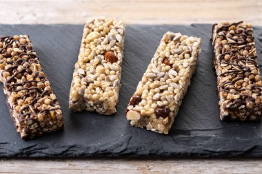 Tahta masada fındık ve çekirdekli sağlıklı müsli barları.