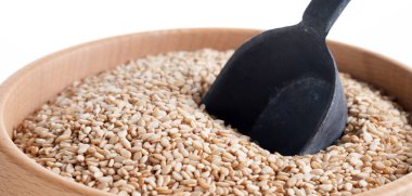 Yuvarlanmış yulaf, beyaz arka planda izole edilmiş kasede sağlıklı kahvaltı gevreği. Panorama görünümü