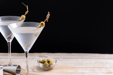 Votka martini kokteyli, votka, vermut ve ahşap masada yeşil zeytin. Boşluğu kopyala