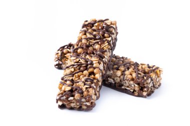 Sağlıklı müsli çikolataları beyaz arka planda izole edilmiş fındık ve siyah çikolata.