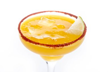 Taze mango kokteyli. Meksika mango kokteyli beyaz arka planda izole edildi