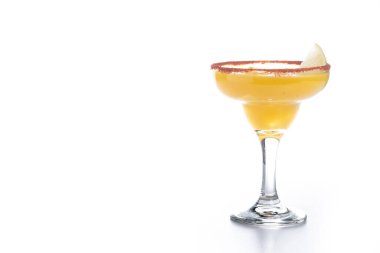 Taze mango kokteyli. Meksika mango kokteyli beyaz arka planda izole edilmiş. Boşluğu kopyala