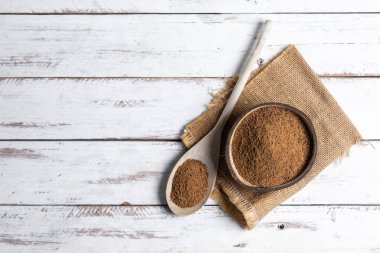 Tahta bir kasede beyaz tahta masa arkasında hindistan cevizi palmiyesi şekeri. Üst Manzara. Boşluğu kopyala