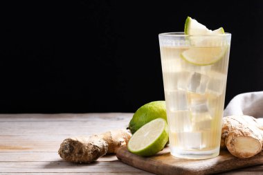 Tahta masadaki uzun bardakta taze zencefilli gazoz. Boşluğu kopyala