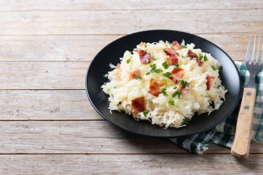 Lahana turşulu ve ahşap masada domuz pastırmalı Slovak patates köftesi. Boşluğu kopyala