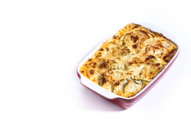 Beyaz arka planda peynirli güveç ve graten kabağı. Boşluğu kopyala