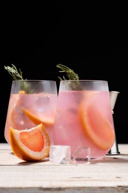 Tahta masada biberiyeyle süslenmiş greyfurt kokteyli.