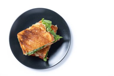 Sağlıklı ıspanak, domates ve peynirli sandviç beyaz arka planda izole edilmiş. Üst Manzara. Boşluğu kopyala