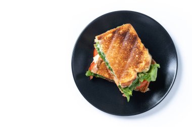 Sağlıklı ıspanak, domates ve peynirli sandviç beyaz arka planda izole edilmiş. Üst Manzara. Boşluğu kopyala