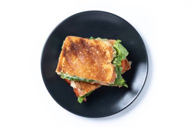 Sağlıklı ıspanak, domates ve peynirli sandviç beyaz arka planda izole edilmiş. Üst görünüm