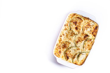 Beyaz arka planda peynirli güveç ve graten kabağı. Üst Manzara. Boşluğu kopyala