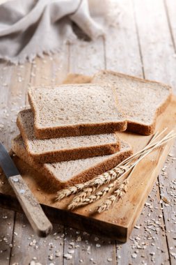 Köy ahşap masa üzerinde sağlıklı ekmek dilimleri