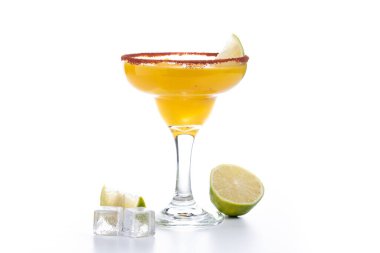 Taze mango kokteyli. Meksika mango kokteyli beyaz arka planda izole edildi