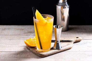 Tahta masada portakallı votka kokteyli