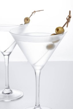 Votka martini kokteyli, votka, vermut ve beyaz arka planda izole edilmiş yeşil zeytinler.