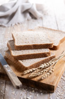 Köy ahşap masa üzerinde sağlıklı ekmek dilimleri