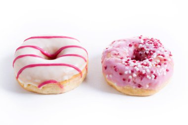 Tatlı çörek beyaz arka plan üzerinde izole sırlı