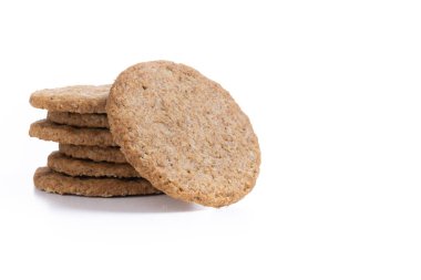 Beyaz arka planda izole edilmiş sağlıklı yulaf ezmeli kurabiyeler. Boşluğu kopyala