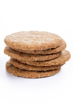 Beyaz arka plan üzerinde izole sağlıklı yulaf ezmeli kurabiye