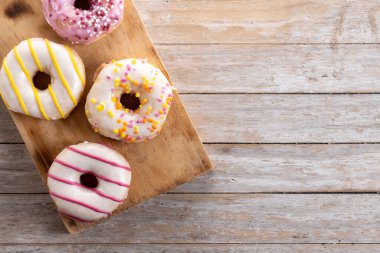 Ahşap masada tatlı jöleli çörekler. Üst Manzara. Boşluğu kopyala
