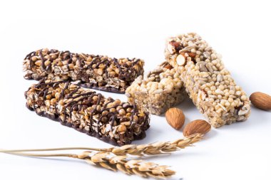 Beyaz arkaplanda fındık ve çekirdekli sağlıklı müsli çubuğu