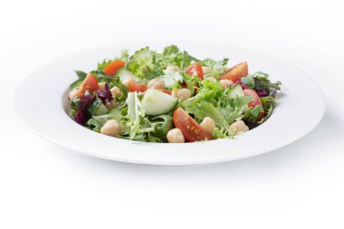 Beyaz arka planda domates, marul ve salatalıklı sağlıklı nohut salatası.