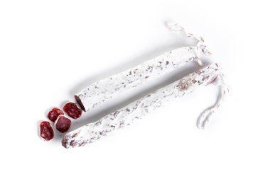 Fuet. Kurumuş sosis, beyaz arka planda izole edilmiş..