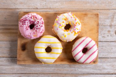 Ahşap masada tatlı jöleli çörekler. Üst görünüm